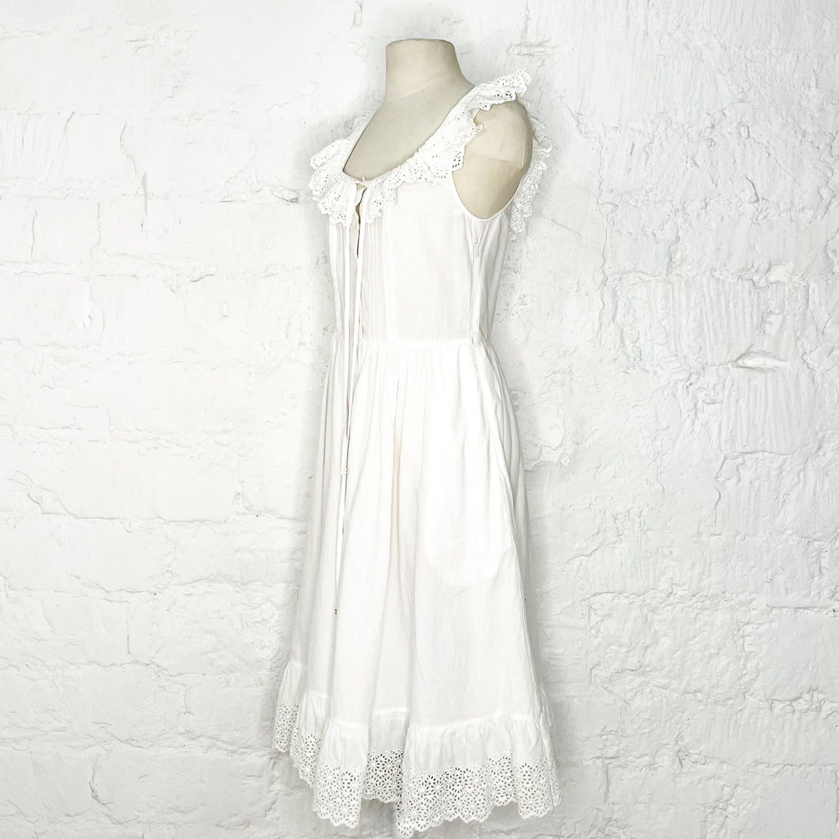 CÉLINE - White dress Floral Eyelet Frill Detail