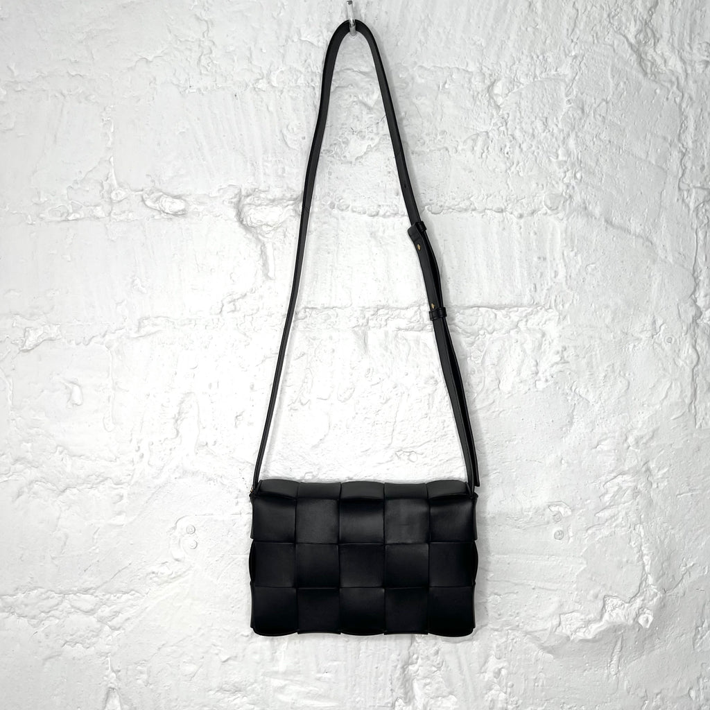 BOTTEGA VENETA - Black intreccio leather shoulder bag