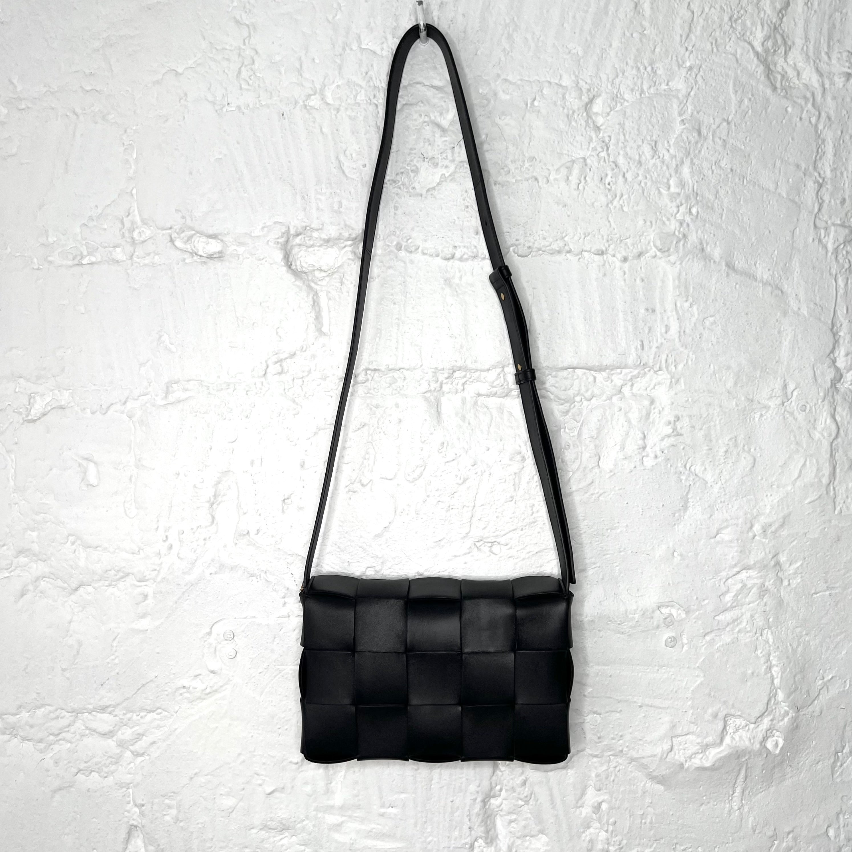 BOTTEGA VENETA - Black intreccio leather shoulder bag