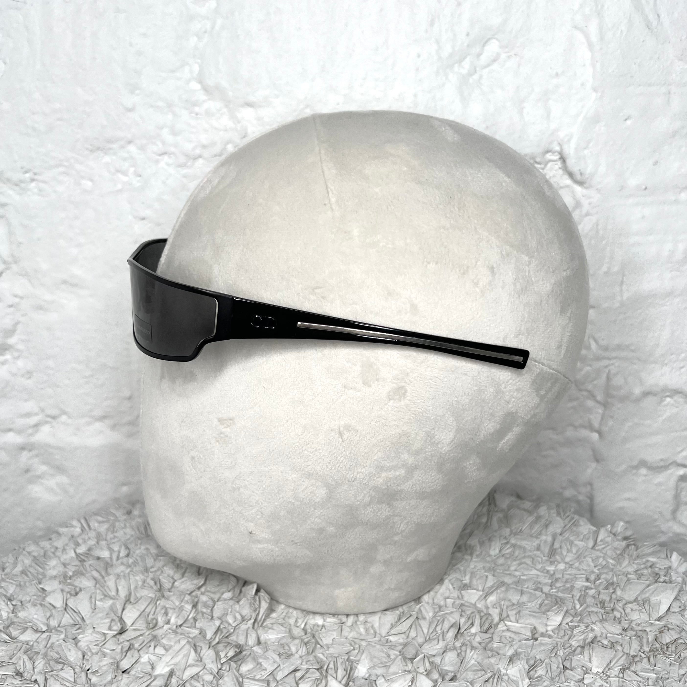 CHRISTIAN DIOR - Black VB7 curved sunglasses
