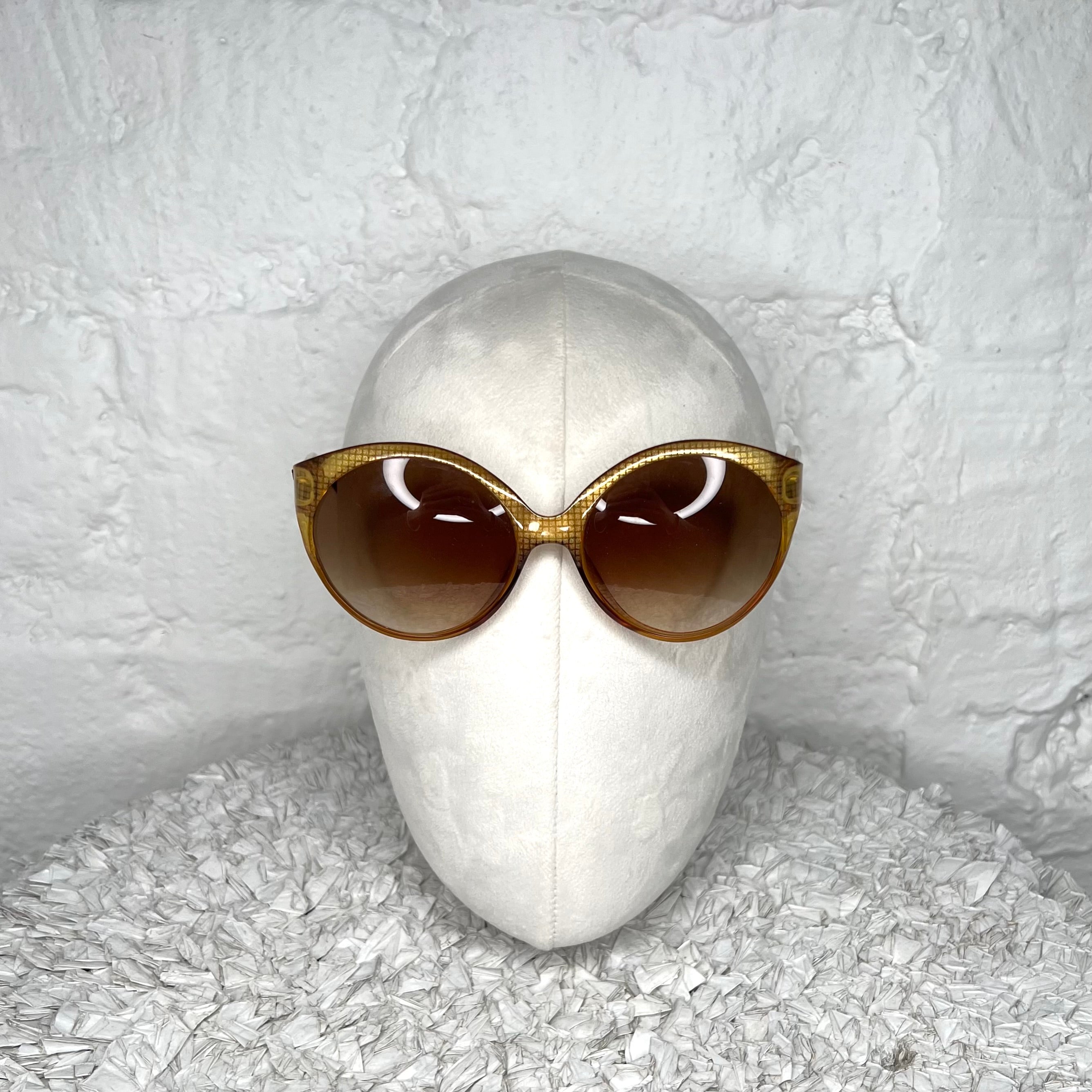 CHRISTIAN DIOR - Beige vintage CD logo sunglasses
